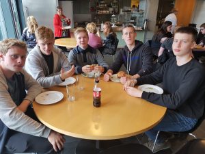 Þessir piltungar tóku vel til matar síns. 