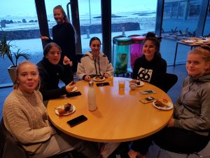 Þessar eru mjög ánægðar með sameiginlegt kaffi.