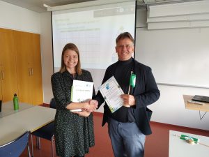 Katrín Magnúsdóttir og Eyjólfur Guðmundsson staðfesta þátttöku FAS í Grænfánaverkefninu. 