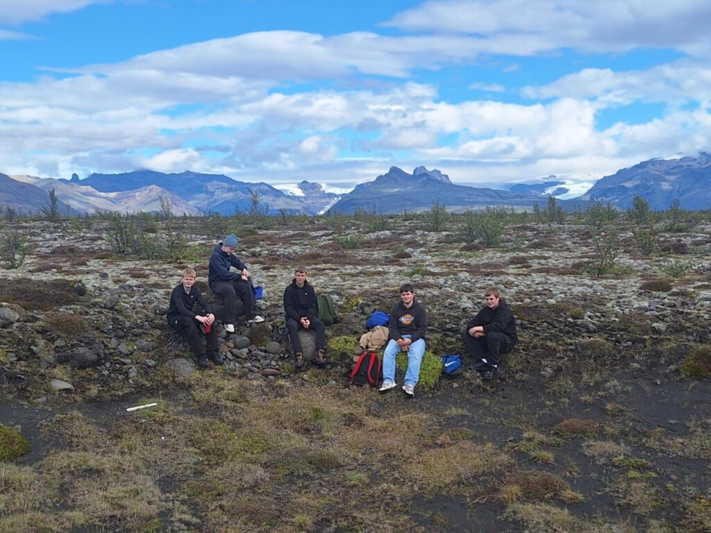 Nestispásan hjá hópi 2 var tekin í jökulkeri en það er mikið af þeim á sandinum.